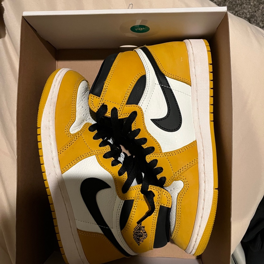 Nike Men's Bold Yellow and Black Sneakers